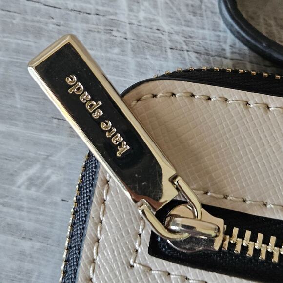 Kate Spade New York Staci Beige Black Leather L Zip Wristlet w Strap Size M EUC - Picture 5 of 10